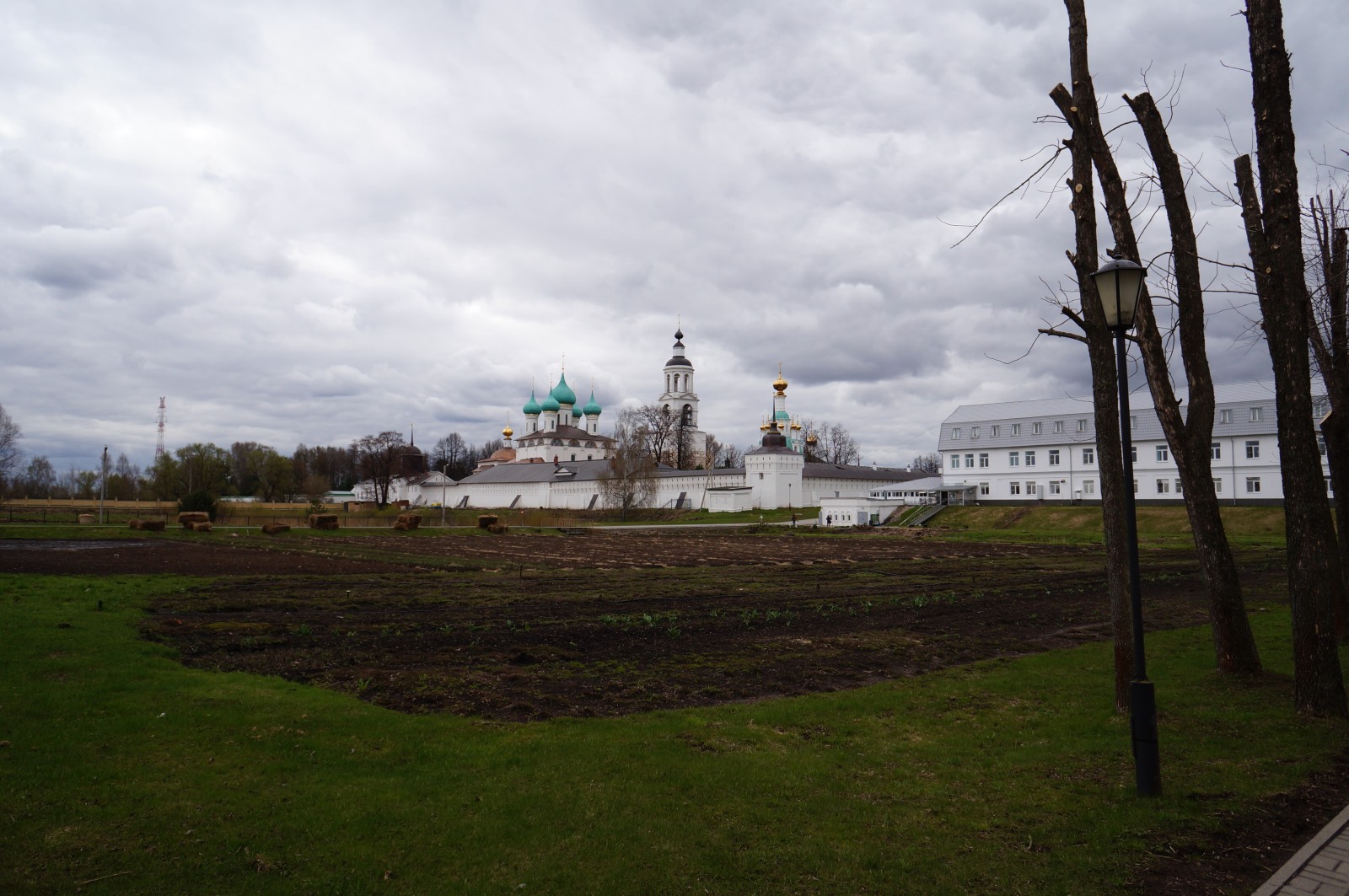 Городские особняки и Толгский монастырь