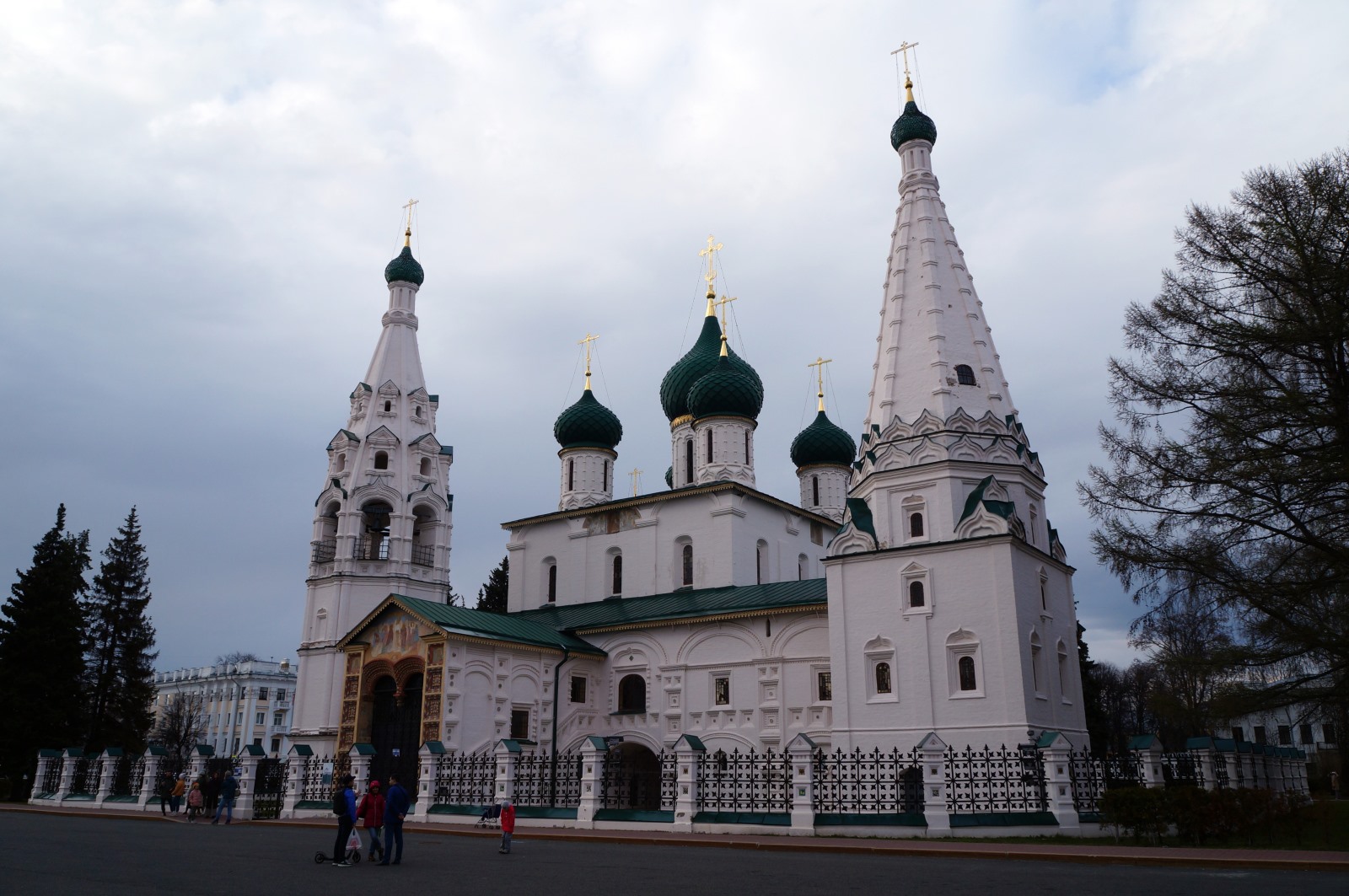 Зоопарк, окраины и старинные храмы