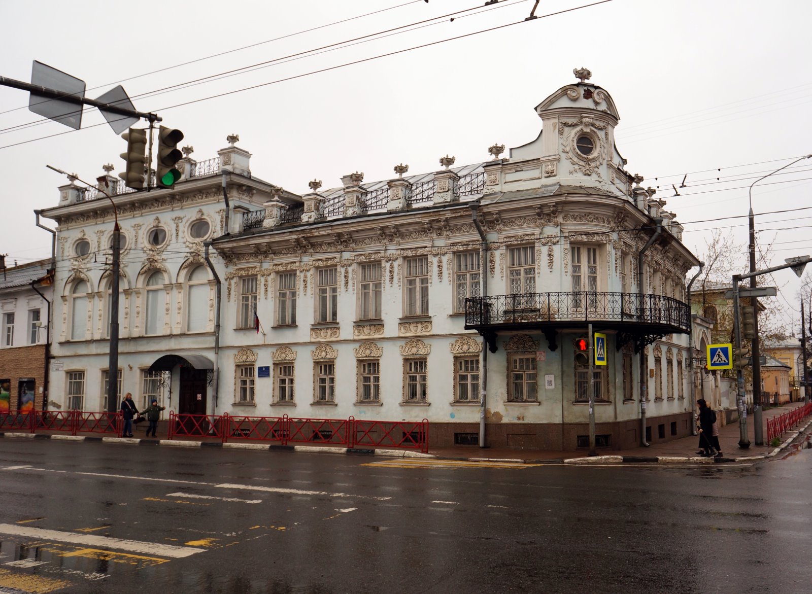 Городские особняки и Толгский монастырь