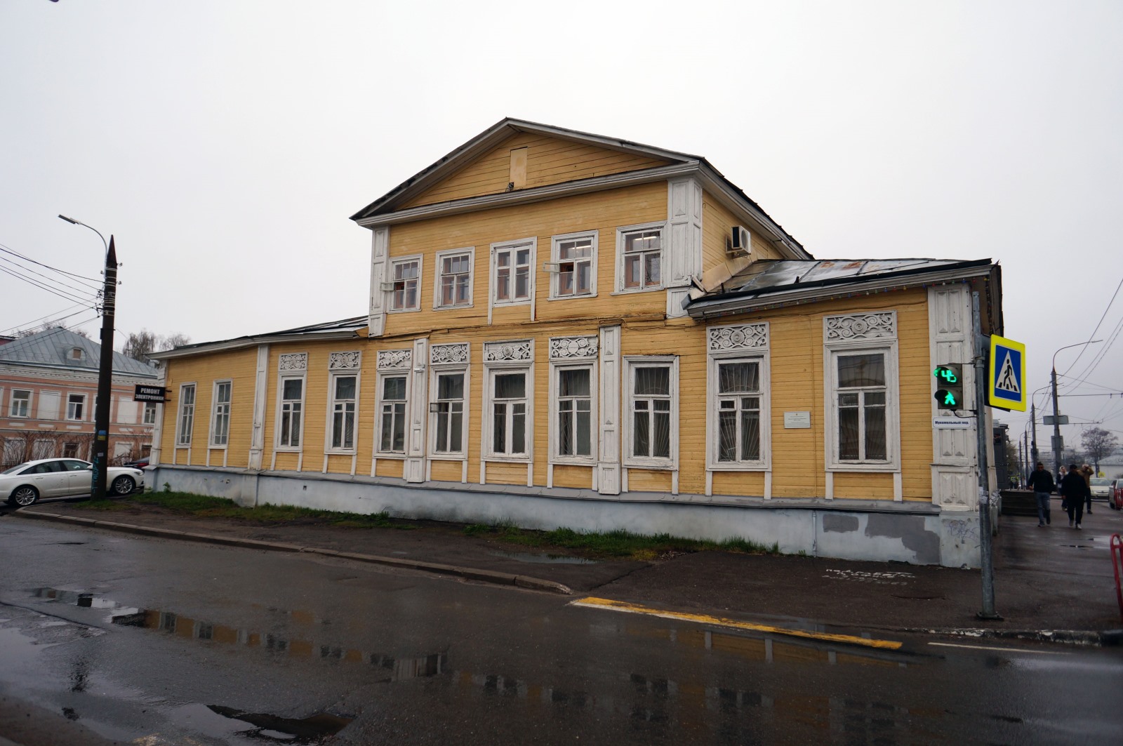 Городские особняки и Толгский монастырь
