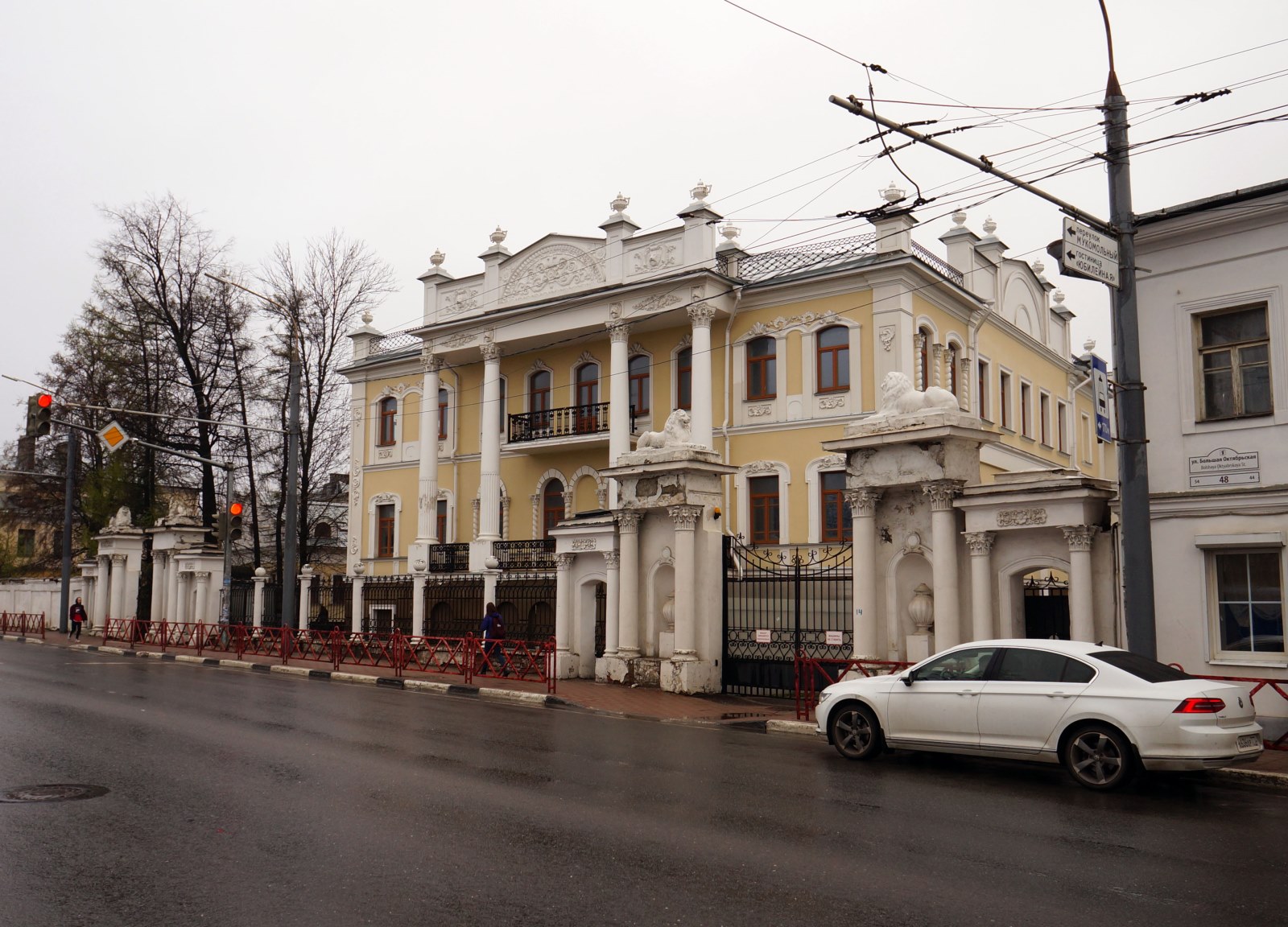 Городские особняки и Толгский монастырь
